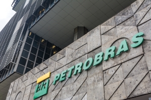 Petrobras deixa aposentados em pânico com carta de cobrança. Veja as orientações da FUP