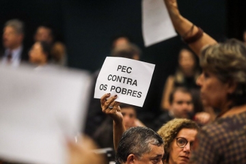 Diante das críticas, governo adia votação da PEC da Previdência na CCJ da Câmara